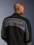 Alpinestars Unite Jacke, urbane Motorradjacke, Black Asphalt Violet, Rückansicht mit einem großen grauen Schulterpanel mit Alpinestars-Logo, neongelben Paspeln und violetten Akzenten auf einer 3-lagigen Softshell-Konstruktion