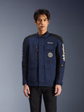 Alpinestars Dice Jacke, Urbane Motorradjacke, Dunkelblau und Schwarz, Multi-Pocket-Fieldjacket-Design mit Spiral-Patch auf der Brust und weißem Alpinestars-Branding auf den Ärmeln, moderne von Workwear inspirierte Motorradbekleidung