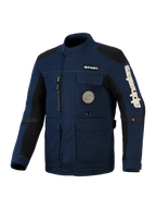 Alpinestars Dice Jacke, urbane Motorradjacke im Field-Style, Dunkelblau mit schwarzen Schulter- und Ärmeleinsätzen, mehrere Utility-Taschen, vertikale Brusttasche mit Reißverschluss, kreisförmige Spiralgrafik, großes weißes Alpinestars-Logo auf dem Ärmel, strapazierfähige wasserabweisende Textilkonstruktion