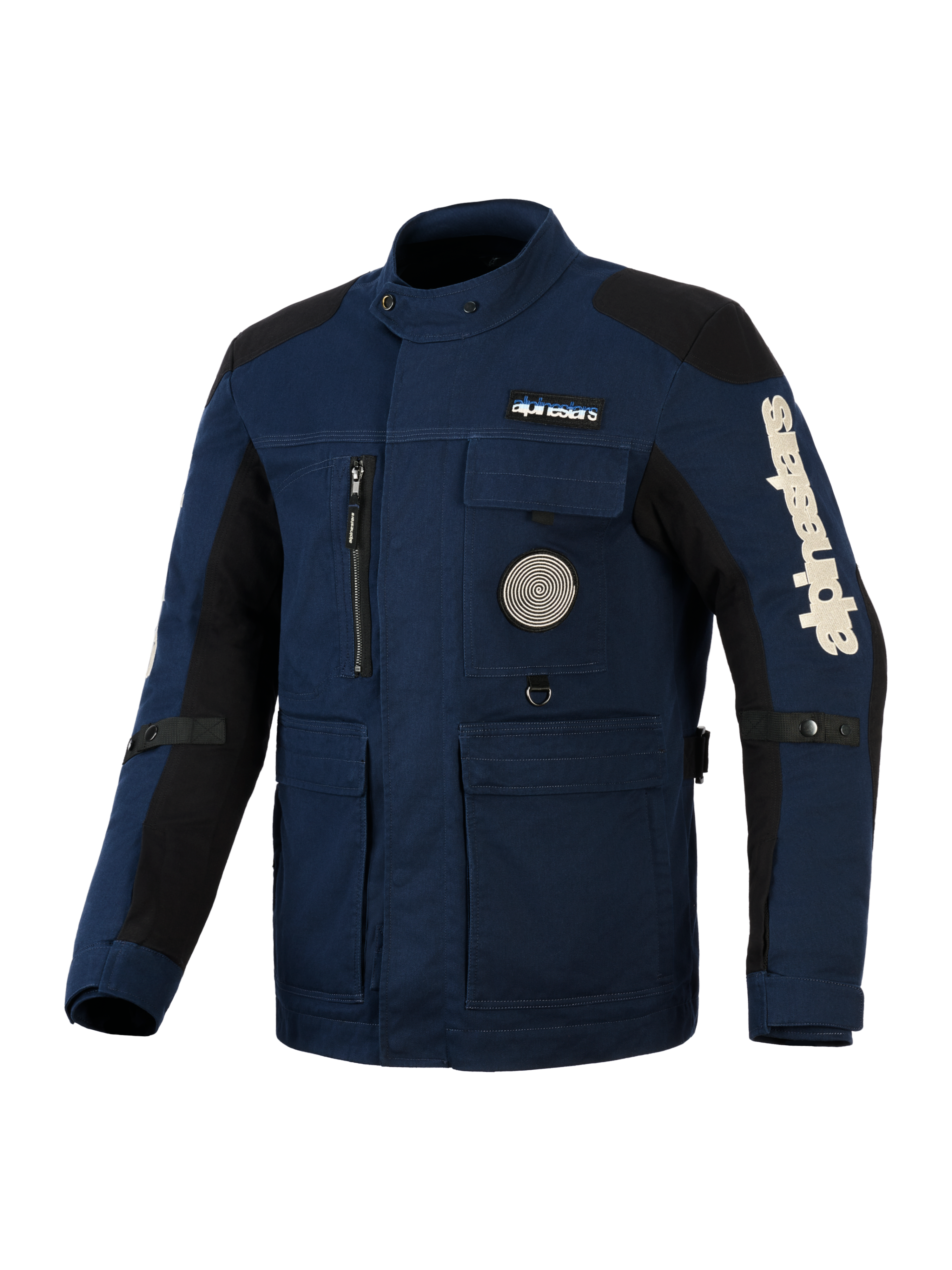 Alpinestars Dice Jacke, urbane Motorradjacke im Field-Style, Dunkelblau mit schwarzen Schulter- und Ärmeleinsätzen, mehrere Utility-Taschen, vertikale Brusttasche mit Reißverschluss, kreisförmige Spiralgrafik, großes weißes Alpinestars-Logo auf dem Ärmel, strapazierfähige wasserabweisende Textilkonstruktion