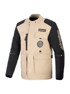 Alpinestars Dice Jacke, urbane Motorradjacke, Tan und Schwarz, Workwear-inspiriertes Design mit vier funktionalen Fronttaschen und Logo-Aufnähern, robuste Textilkonstruktion für Performance auf der Straße