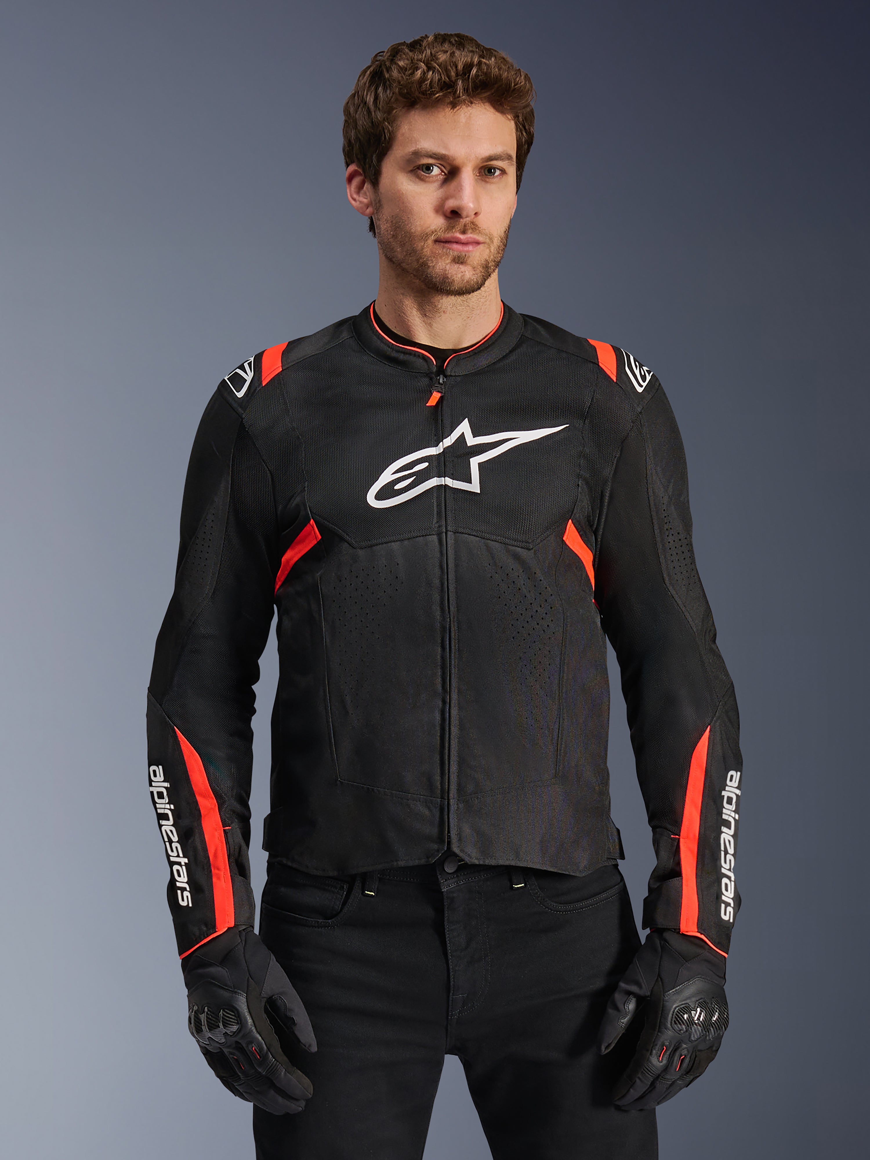 Alpinestars T-SPS Air V2 Jacke, belüftete Herren-Motorradjacke in Schwarz und Rot Fluo, Tech-Mesh-Einsätze für optimalen Luftstrom, am Model getragen.