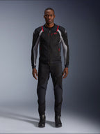 Alpinestars Troop-Air Pro Jacke, technische Motorradjacke, Black Ash Gray und Bright Red, mit Mesh-Einsätzen und roten Akzenten, getragen von einem männlichen Model mit schwarzer Motorradhose und Stiefeln, elegantes urbanes Design mit technischer Belüftung.