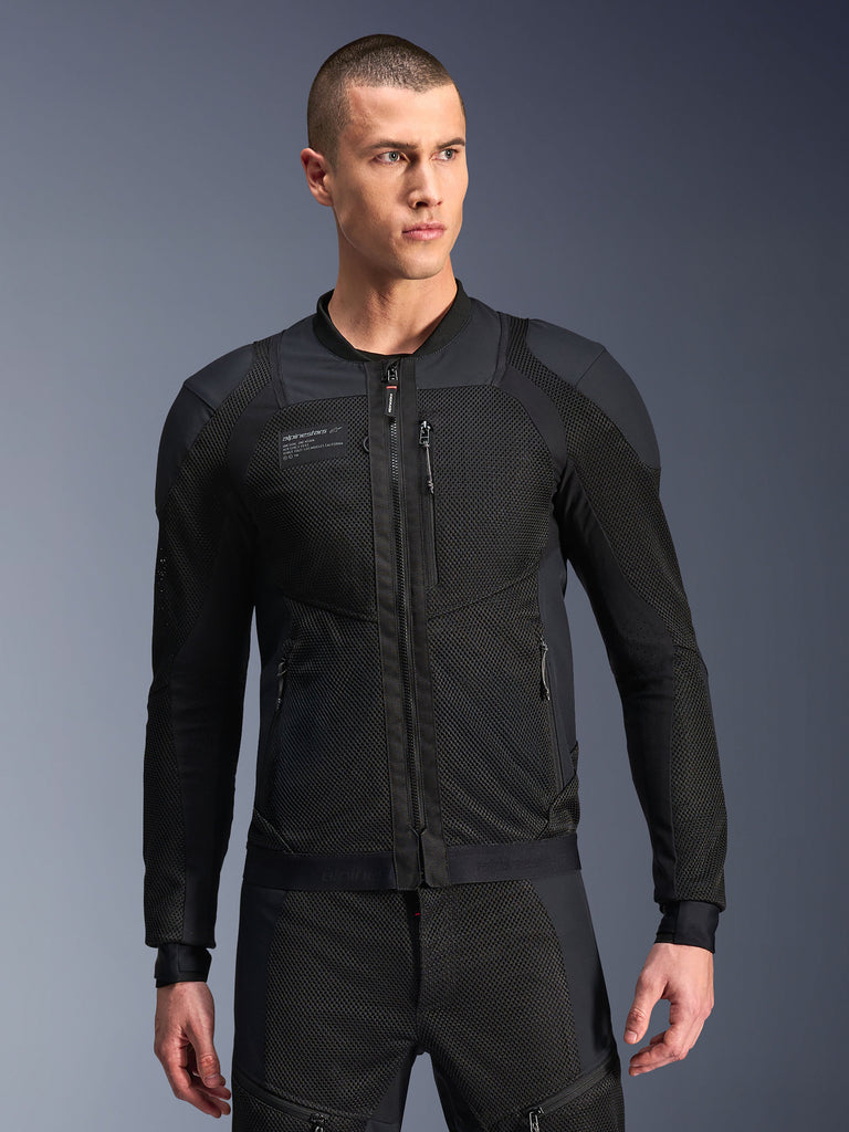 Alpinestars Troop-Air Pro Jacke, technische Premium-Air-Jacke mit Protektoren in Schwarz, von einem Model getragen, mit einer fortschrittlichen 2D-Tech-Mesh-Konstruktion zur Belüftung, schlanke athletische Passform mit integrierten Protektoren, elegantes urbanes zeitgenössisches Motorrad-Design.