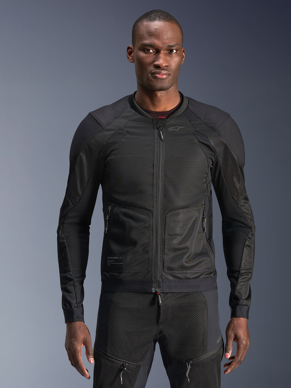 Alpinestars Troop-Air Jacke, Mesh-Motorradjacke für Herren, Schwarz, atmungsaktiv, CE-zertifiziert, getragen von einem Model.