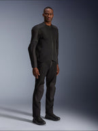 Alpinestars C-1 Air Jacke, Schwarz, getragen von einem Model mit passender schwarzer Motorradhose und Schuhen, mit großen Tech-Mesh-Einsätzen für Luftzirkulation, cleanes urbanes Design mit schmaler Passform.