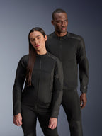 Alpinestars Stella C-1 Air Jacke, Schwarz, getragen von einem männlichen und weiblichen Model, technische Mesh-Konstruktion für optimale Belüftung, reflektierende Logos, elegante urbane Motorradbekleidung