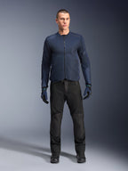 Alpinestars C-1 Air Jacke, urbane Herren-Motorradjacke in Blau aus Tech-Mesh für maximale Belüftung, ideal für Pendeln und Touring, getragen mit schwarzer Hose und blauen Handschuhen.