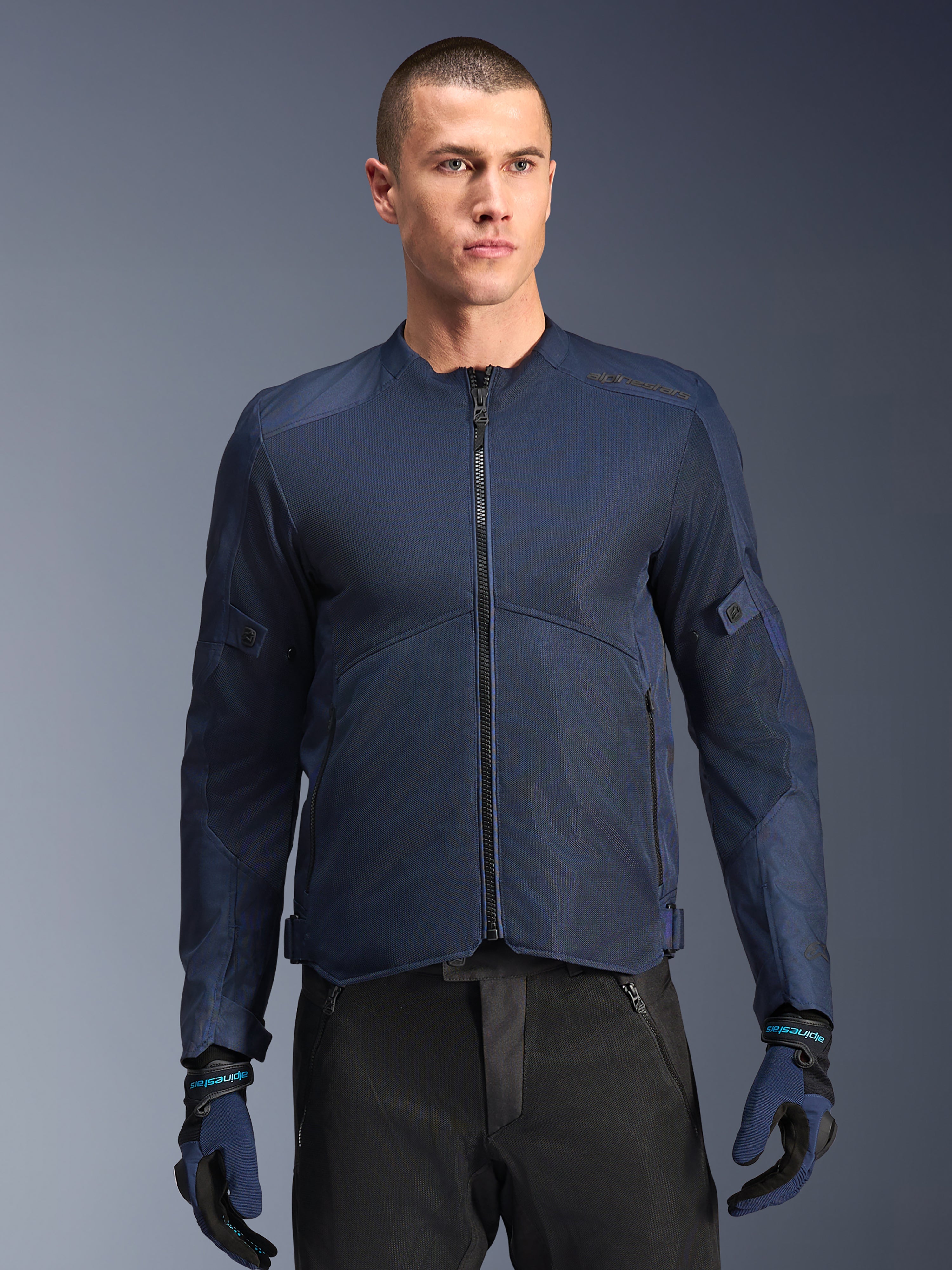 Alpinestars C-1 Air Jacke, blaue Urban-Motorradjacke für Herren mit Mesh-Einsätzen und CE-Protektoren am Model.