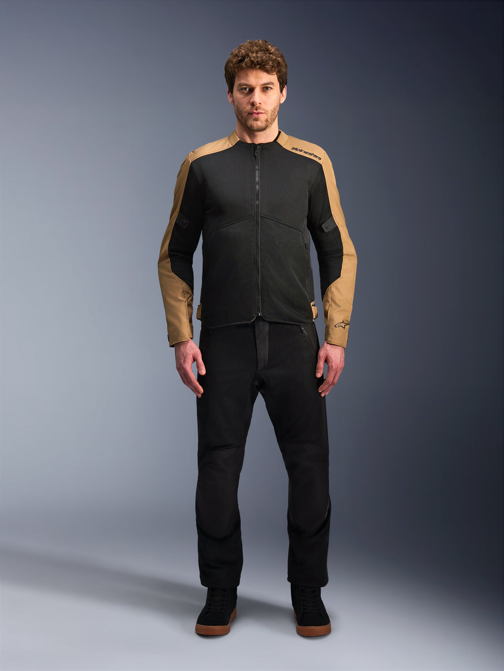 Alpinestars C-1 Air Jacke, urbane Textil-Motorradjacke in Schwarz und Sand mit atmungsaktiven Tech-Mesh-Einsätzen.