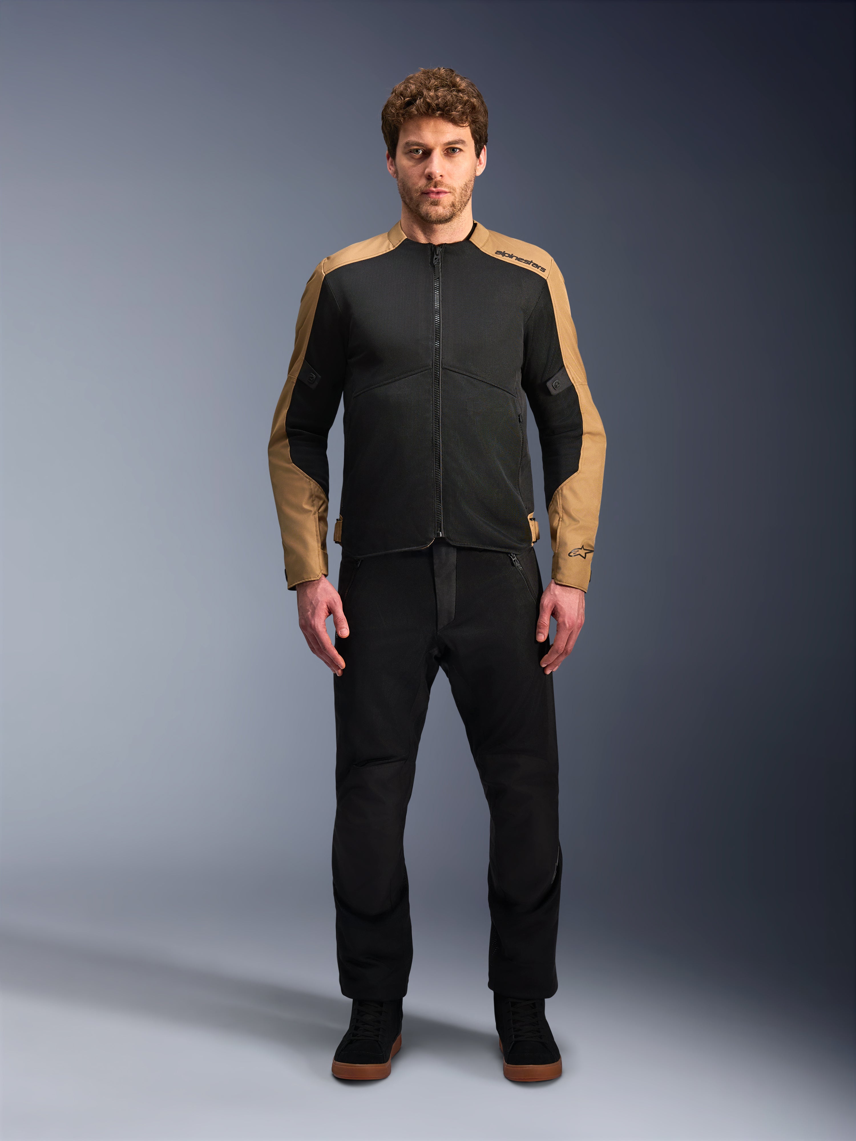 Alpinestars C-1 Air Jacke, urbane Textil-Motorradjacke in Schwarz und Sand mit atmungsaktiven Tech-Mesh-Einsätzen.