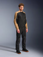 Alpinestars C-1 Air Jacke, Urban-Motorradjacke für Herren, Sand und Schwarz, atmungsaktive Mesh-Einsätze, CE-zertifiziert, Tech-Air® Ready, Modell mit schwarzer Hose und schwarzen Sneakern.