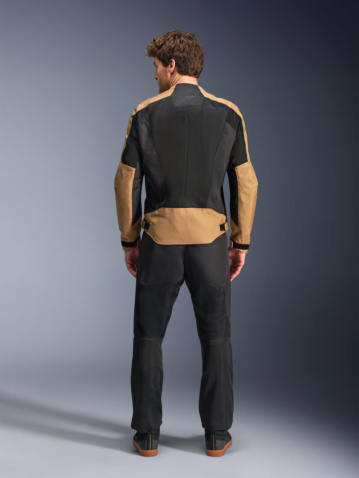 Alpinestars C-1 Air Jacke, Urban-Motorradjacke, Herren, Sand und Schwarz, belüftetes Mesh-Gewebe, Rückansicht.