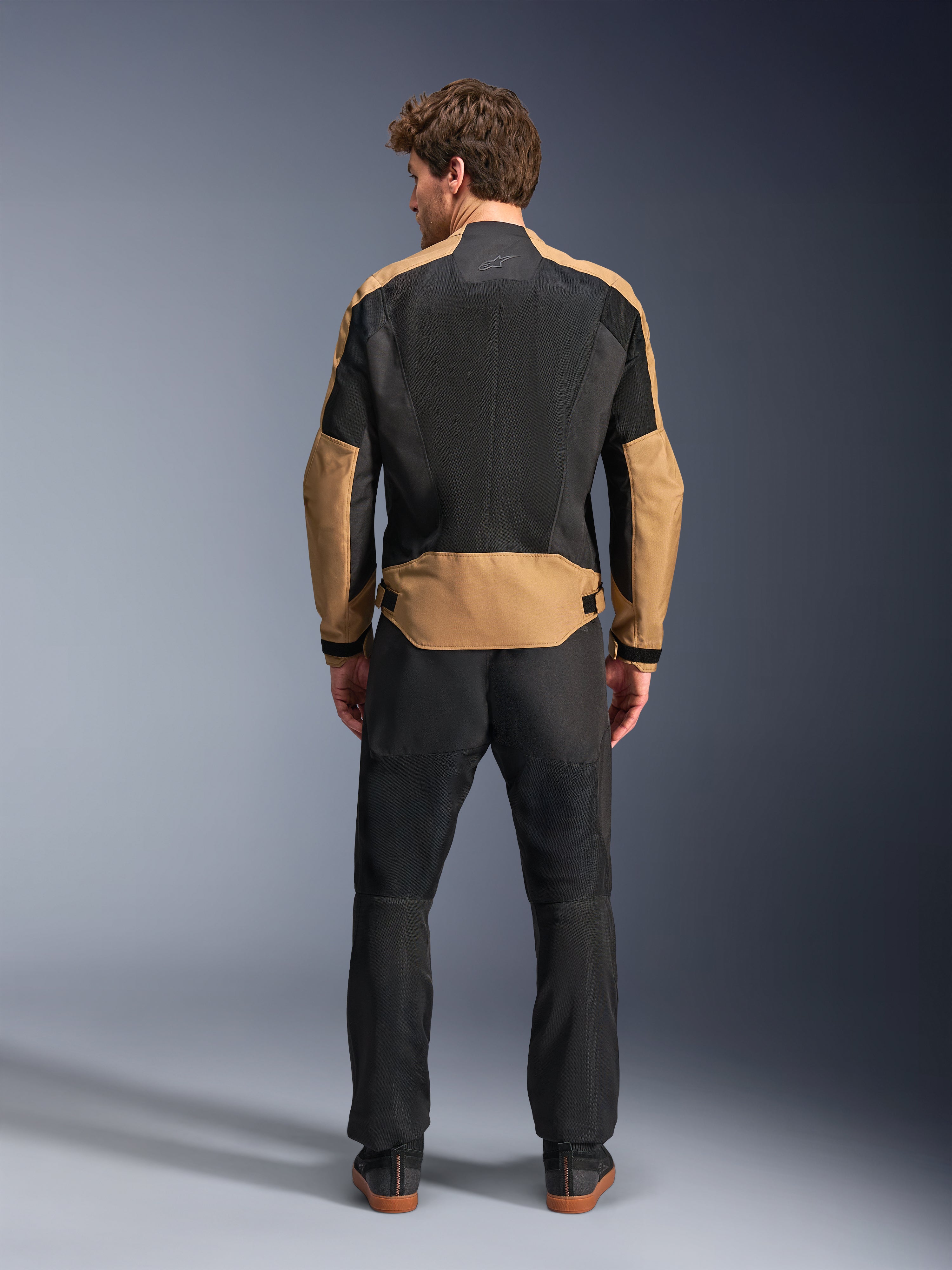 Alpinestars C-1 Air Jacke, Urban-Motorradjacke, Herren, Sand und Schwarz, belüftetes Mesh-Gewebe, Rückansicht.