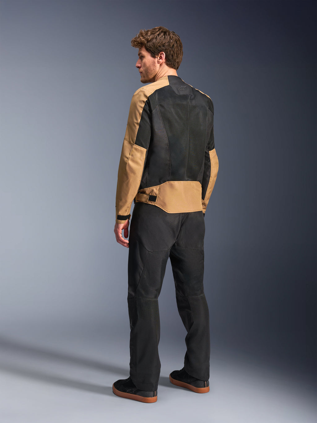 Alpinestars C-1 Air Jacke, urbane Herren-Motorradjacke in Sand und Schwarz, Rückansicht mit Tech-Mesh-Einsätzen.