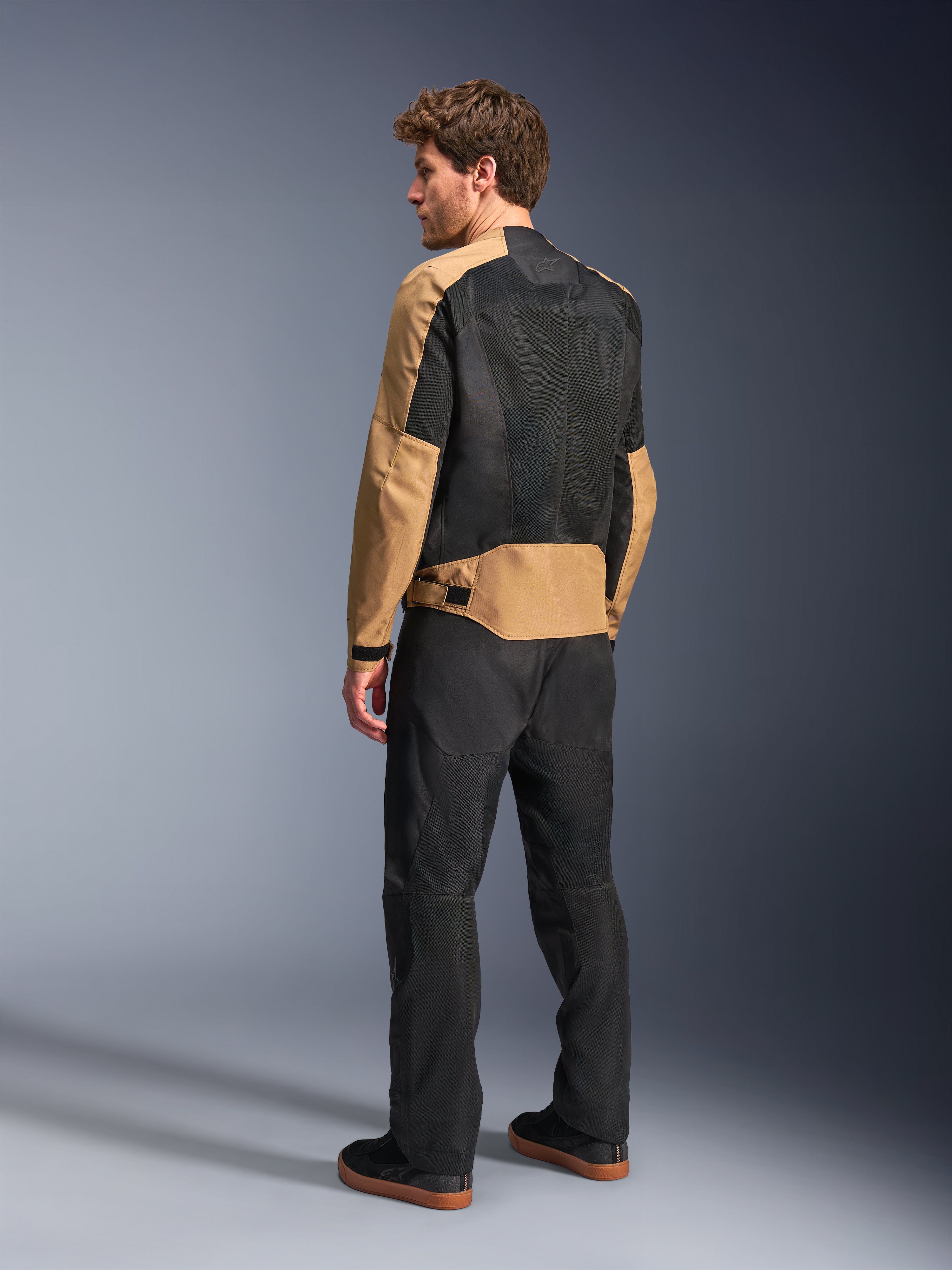 Alpinestars C-1 Air Jacke, urbane Herren-Motorradjacke in Sand und Schwarz, Rückansicht mit Tech-Mesh-Einsätzen.