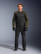 Alpinestars C-1 Air Jacke, Khaki und Schwarz, getragen von männlichem Model mit schwarzer Motorradhose und Handschuhen, leichtes Textildesign mit Tech-Mesh-Einsätzen, moderne urbane Fahrausrüstung