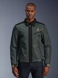 Alpinestars Ignite Air Jacke, urbane Motorradjacke, dunkelgrün mit schwarzen Akzenten, am Modell mit Jeanshose, Kragen im Harrington-Stil, Reißverschluss vorne, Logo auf der Brust und gestreifte Bündchen, moderne Mesh- und Textilkonstruktion für Sommerfahrten