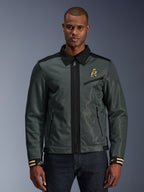 Alpinestars Ignite Air Jacke, urbane Motorradjacke, dunkelgrün mit schwarzen Akzenten, am Modell mit Jeanshose, Kragen im Harrington-Stil, Reißverschluss vorne, Logo auf der Brust und gestreifte Bündchen, moderne Mesh- und Textilkonstruktion für Sommerfahrten