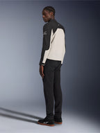 Alpinestars Provoke Jacke, urbane Motorradjacke, Schwarz und Metal Gray, Dreiviertel-Rückansicht an einem Model, zweifarbige Textilkonstruktion mit Alpinestars-Logo auf der Schulter, getragen mit schwarzer Hose und schwarzen Sneakern, zeitgemäßer Schutz für die Straße