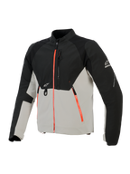 Alpinestars Provoke Jacke, urbane Motorradjacke, Schwarz und Metallgrau mit fluoreszierenden roten Reißverschluss-Akzenten, mit laserperforierten Brustpaneelen, Ripstop-Softshell-Verstärkungen und D-Ring-Befestigung vorne, straßentaugliches Design für Fahrten bei warmem Wetter