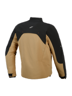 Alpinestars Provoke Jacke, urbane Motorradjacke, Schwarz und Camel, Rückansicht mit schwarzem oberem Panel und weißem Logo, camel-farbener Softshell-Hauptteil, zeitgemäße Silhouette mit reflektierenden Akzenten, entwickelt für urbane Fahrer