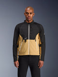 Alpinestars Provoke Jacke, Urbane Motorradjacke, Schwarz und Camel, Vorderansicht an einem männlichen Model, zweifarbiges Design mit weißen Reißverschlüssen, Brusttasche mit Reißverschluss und D-Ring, kleines weißes Alpinestars-Logo, moderne urbane Motorradbekleidung