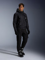 Alpinestars Mogress Air Jacke, Urbane Motorradjacke, Schwarz mit Lime Punch und weißen Akzenten, getragen mit schwarzer Motorradhose, Handschuhen und schwarz-weißen Stiefeln, zeitgenössisches, Utility-inspiriertes Design.