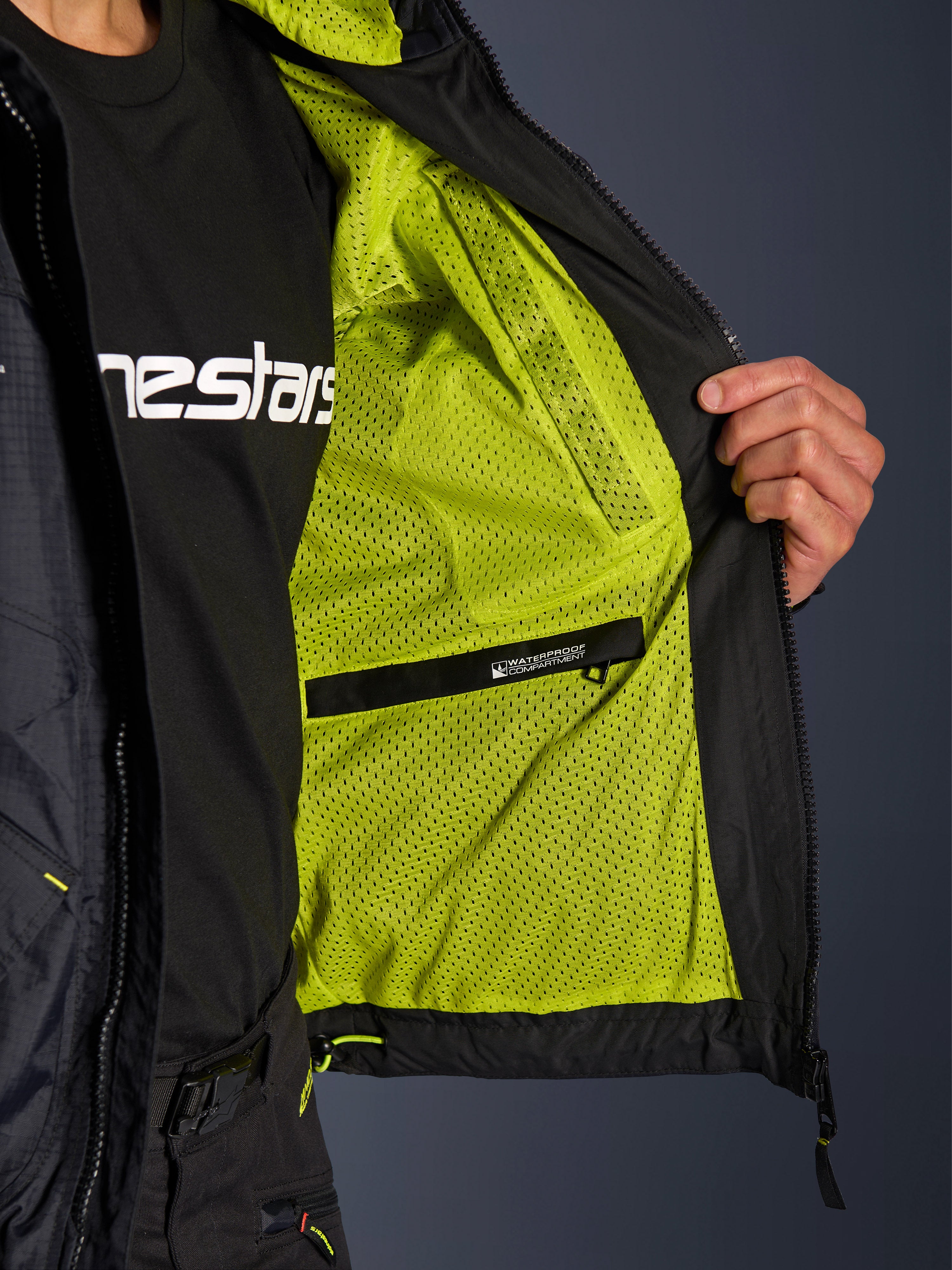 Alpinestars Mogress Air Jacke, Innendetail mit leuchtendem Lime Punch Mesh-Futter und schwarzem wasserdichtem Innenfach, funktionales urbanes Motorradbekleidungs-Design