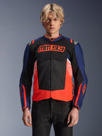 Alpinestars MM93 T-SPS Air V2 Jacke, Textil-Motorradjacke, Marineblau, Schwarz und Fluo-Rot, getragen von einer Person, mit markantem MM93-Branding auf der Brust, Mesh-Einsätzen zur Belüftung und modernem Color-Blocking-Design
