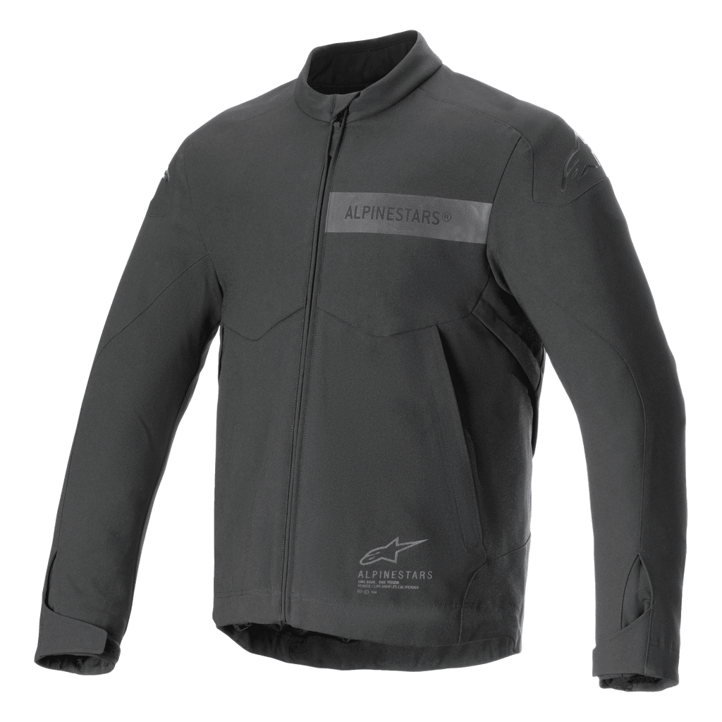 Alpinestars Aeron Jacke, Motorradjacke, Schwarz, minimalistisches Design für sommerliche Fahrten, hoher Kragen, durchgehender Frontreißverschluss, tonales Alpinestars-Logo auf der Brust, verstellbare Bündchen