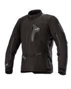 Alpinestars Venture XT Jacke, Schwarze Textil-Motorradjacke, Vorderansicht mit Brusttasche mit Reißverschluss und großen Belüftungsöffnungen an den Ärmeln, verstellbare Riemen an den Armen, hoher Kragen, wasserabweisende Konstruktion für Adventure-Touring.