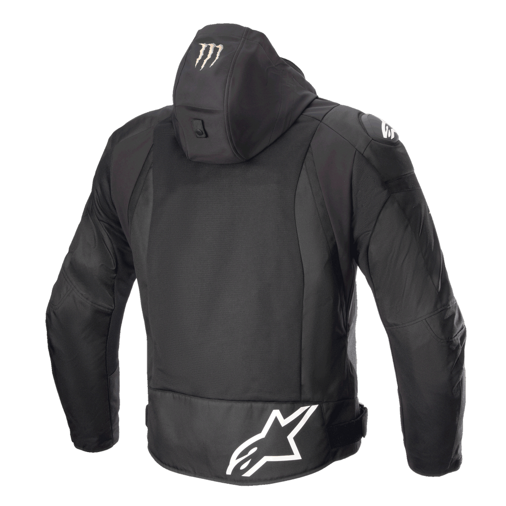 Alpinestars FQ20 Zaca Air Monster Jacke, Textil-Motorradjacke, Schwarz und Weiß, Rückansicht mit großem weißen Alpinestars-Logo am unteren Rücken, Monster Energy Krallen-Logo auf der Kapuze, 3D-Mesh-Belüftungseinsätzen und DFS Lite Schulterschleifern.