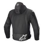 Alpinestars FQ20 Zaca Air Monster Jacke, Textil-Motorradjacke, Schwarz und Weiß, Rückansicht mit großem weißen Alpinestars-Logo am unteren Rücken, Monster Energy Krallen-Logo auf der Kapuze, 3D-Mesh-Belüftungseinsätzen und DFS Lite Schulterschleifern.
