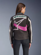 Alpinestars Idles Damenjacke, Rückansicht, Schwarz, Off-White und Lila, großes grafisches Stern-Logo auf dem Rücken, petrolfarbener gestickter Schriftzug, Akkordeon-Einsätze an den Schultern, vintage-inspirierte urbane Motorradbekleidung