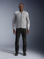 Alpinestars C-1 Air Jacke in Silber, urbane Textil-Motorradjacke für Herren mit belüfteten Mesh-Einsätzen, getragen von einem Model mit schwarzer Motorradhose und schwarzen Stiefeln, moderner Pendler-Stil