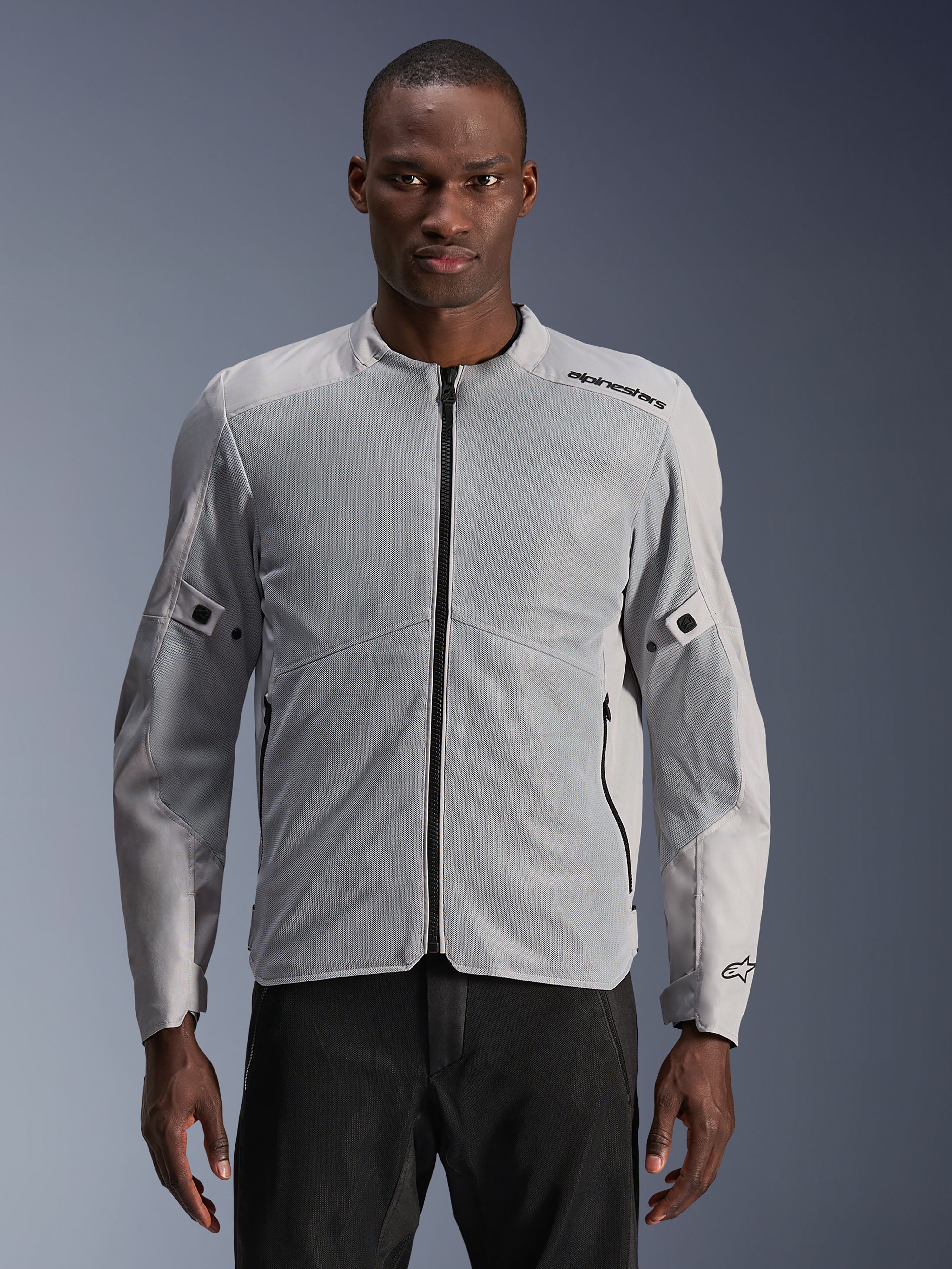 Alpinestars C-1 Air Jacke, Urban-Motorradjacke, Silber und Grau, mit großen Tech-Mesh-Einsätzen an Brust und Ärmeln, schwarzem Frontreißverschluss, minimalistischem Branding an der Schulter, leichtes und belüftetes Design für den Stadtverkehr