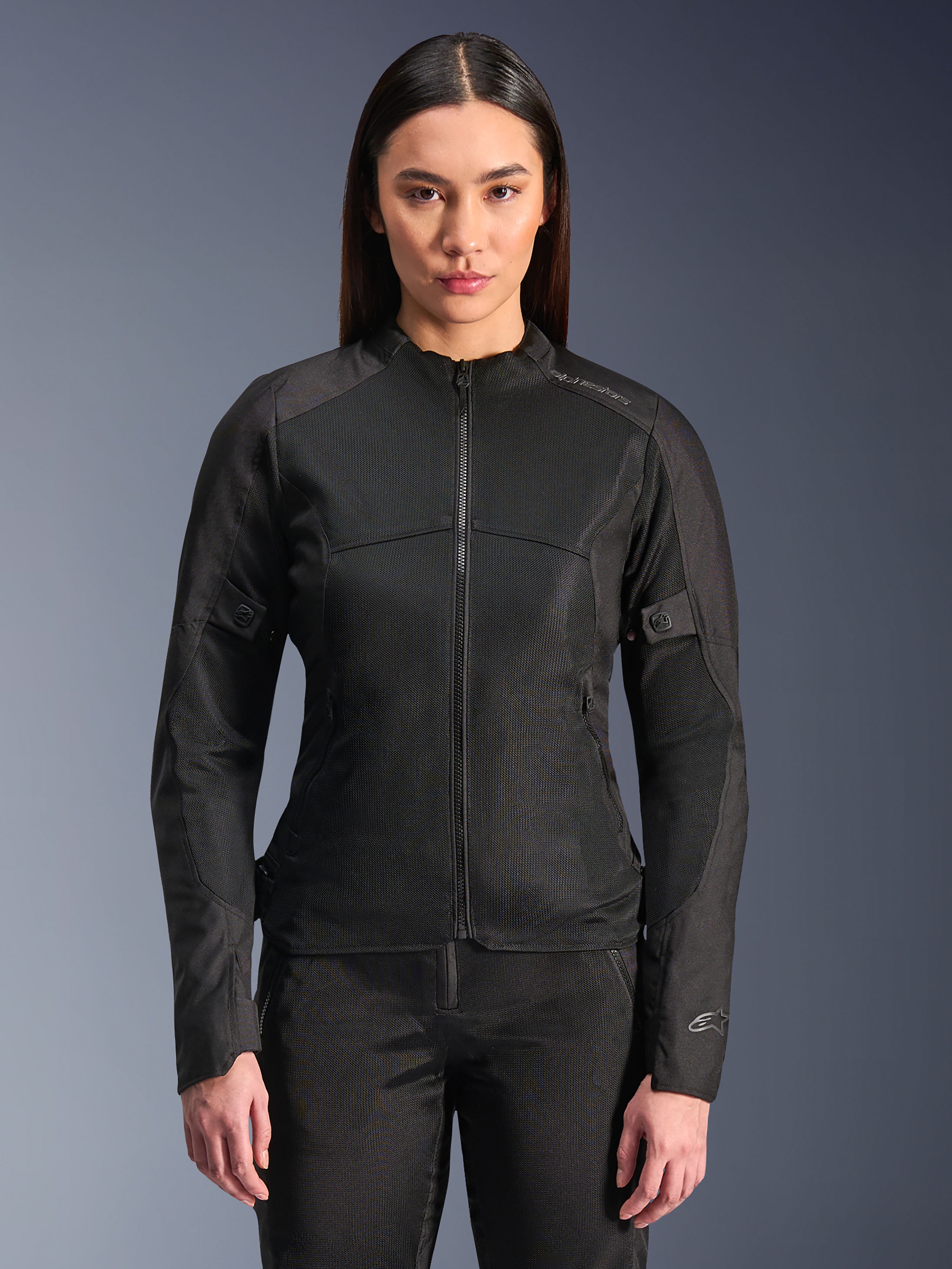 Alpinestars Stella C-1 Air Jacke, Damen-Motorradjacke, Schwarz, Modell trägt eine elegante Jacke mit Reißverschluss und Tech-Mesh-Einsätzen, schmale Passform mit dezenten reflektierenden Logos an der Schulter und am Ärmelbündchen