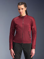 Alpinestars Stella C-1 Air Jacke, Damen-Motorradjacke, Burgunderrot, Mesh-Einsätze für optimale Luftzirkulation, Frontreißverschluss und Reißverschlusstaschen, tailliertes sportliches Design, getragen von einem Model mit schwarzer Motorradhose