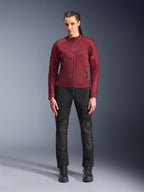 Alpinestars Stella C-1 Air Jacke für Damen, burgunderrote Textil-Motorradjacke mit Mesh-Einsätzen zur Belüftung und Reißverschlusstaschen, getragen von einem Modell mit schwarzer Motorradhose und Stiefeln, moderne urbane Motorradbekleidung für Damen