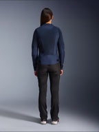 Alpinestars Stella C-1 Air Jacke, Damen Textil-Motorradjacke, Marineblau, Rückansicht mit großflächigen Mesh-Einsätzen zur Belüftung und Alpinestars-Logo im Nacken, kombiniert mit einer schwarzen Motorradhose für einen modernen urbanen Look