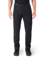 Alpinestars Alden Hose, Schwarze Urban-Motorradhose, Vorderansicht, technisches Stretch-Softshell-Gewebe, integrierter Gürtel mit Magnetschnalle, Reißverschlusstaschen vorne, gesteppte Knie-Details, Slim-Fit-Silhouette, kombiniert mit schwarzen Motorradschuhen