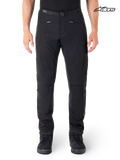 Alpinestars Alden Hose, urbane Herren-Motorradtextilhose in Schwarz, getragen von einem Model mit Stretch-Softshell-Konstruktion und CE-zertifiziertem Schutz