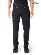 Alpinestars Alden Hose, urbane Herren-Motorradtextilhose in Schwarz, getragen von einem Model mit Stretch-Softshell-Konstruktion und CE-zertifiziertem Schutz