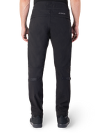 Alpinestars Alden Hose, schwarze Urban-Motorradhose, Rückansicht, mit reflektierender MO.ST.EQ. Wortmarke auf der Rückenpasse, schmale Passform unterhalb des Knies sowie Druckknopf-Volumenregulierer an Waden und Bündchen, von Streetwear inspiriertes technisches Textildesign.