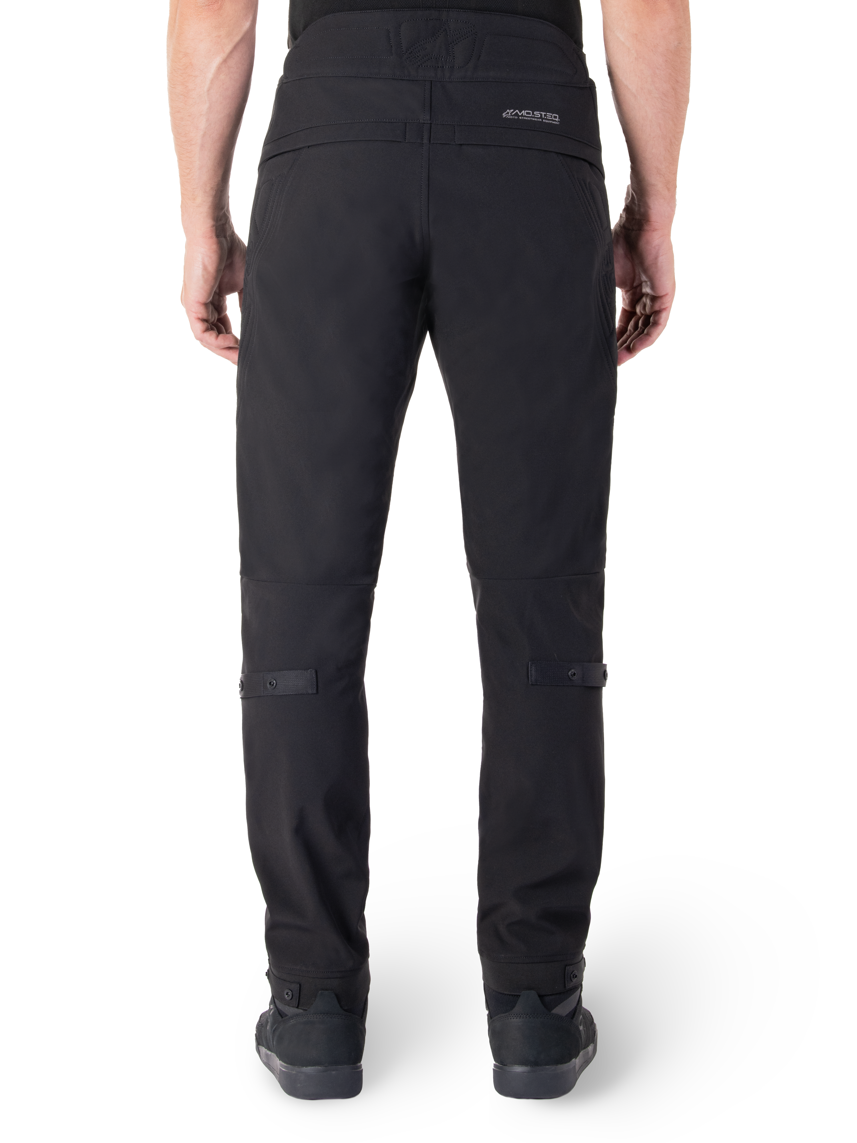 Alpinestars Alden Hose, schwarze Urban-Motorradhose, Rückansicht, mit reflektierender MO.ST.EQ. Wortmarke auf der Rückenpasse, schmale Passform unterhalb des Knies sowie Druckknopf-Volumenregulierer an Waden und Bündchen, von Streetwear inspiriertes technisches Textildesign.