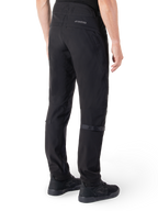 Alpinestars Alden Hose, Urbane Motorradhose, Schwarz, Rückansicht mit technischem Softshell-Gewebe und gesteppten Details, reflektierendes MO.ST.EQ.-Branding auf der Rückenpasse und verstellbare Wadengurte, kombiniert mit schwarzen Motorradschuhen