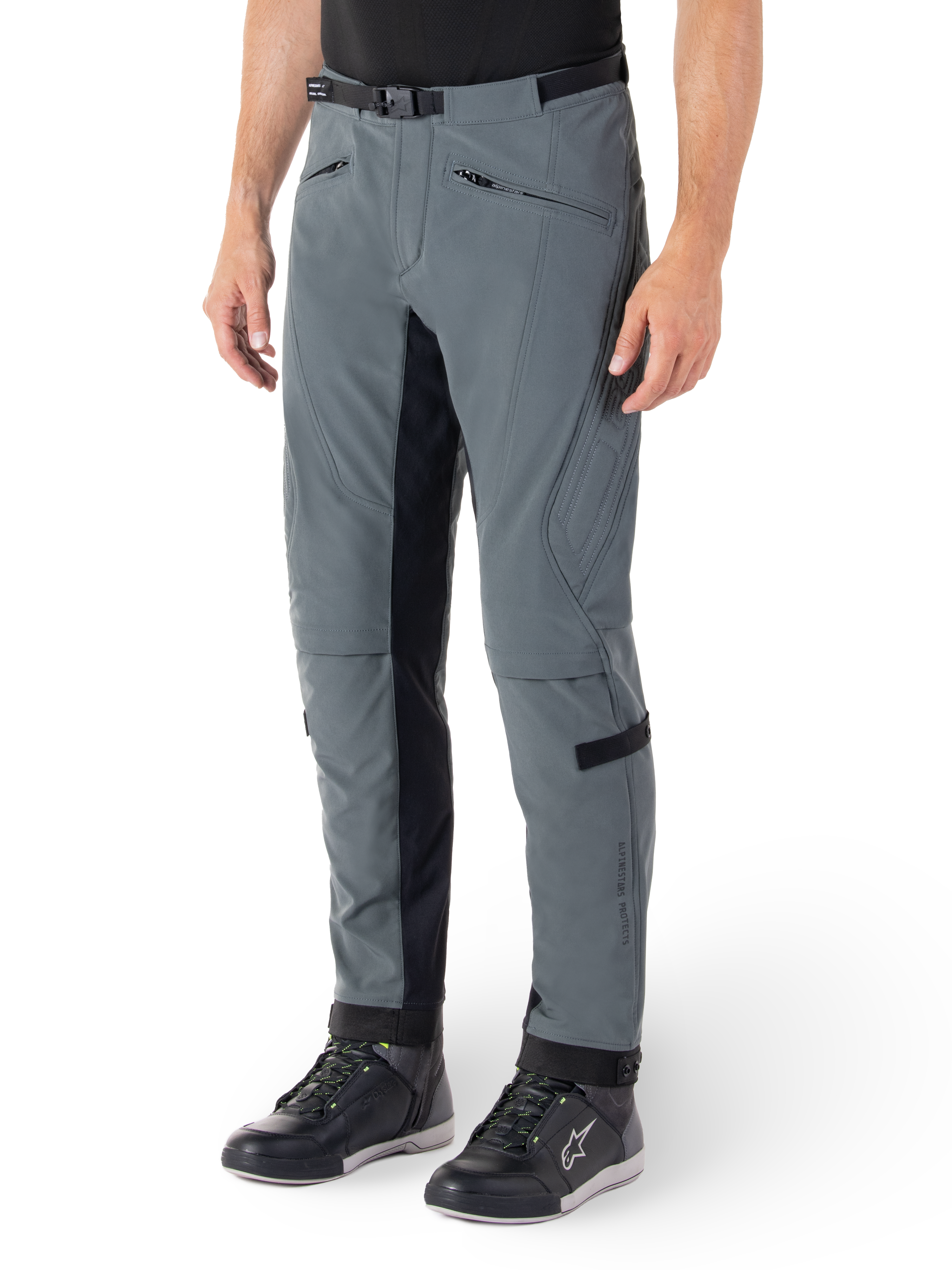 Alpinestars Alden Hose, Motorradhose in Urban Gray und Schwarz, von Streetwear inspirierte Textil-Fahrhose mit 3-lagigem Stretch-Softshell, schwarze Einsätze an den Beininnenseiten, integrierter Taillengürtel, schmale Passform unterhalb des Knies, getragen mit schwarzen Motorradschuhen