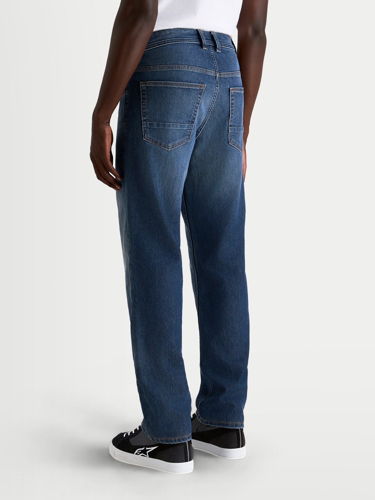 Alpinestars Flex Ast 8 Denim Hose, Herren-Motorradjeans in Blau, Rückansicht des Modells mit einlagiger Stretch-Denim-Konstruktion und klassischem Fünf-Taschen-Design