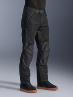 Alpinestars C-1 Air Hose, urbane Motorradhose, Schwarz, mit atmungsaktiven Tech-Mesh-Einsätzen und Poly-Gewebe-Konstruktion, getragen mit schwarzen Sneakern, klares und funktionales Design für Fahrten in der Stadt.